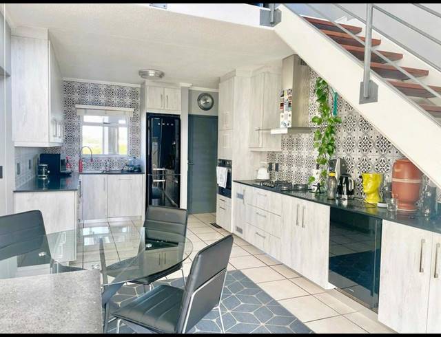 1 BEDROOM APARTMENT FOR SALE IN BRYANSTON